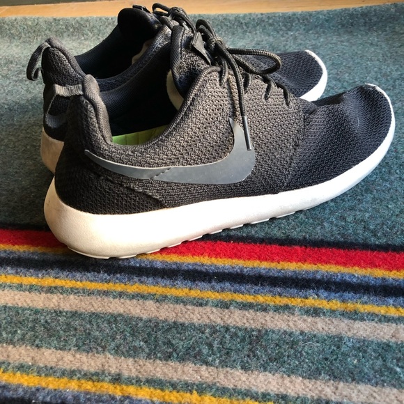 nike roshe solid black